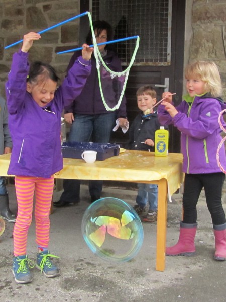 2015_06_23 Tag kleine Forscher Kind und Riesenblase